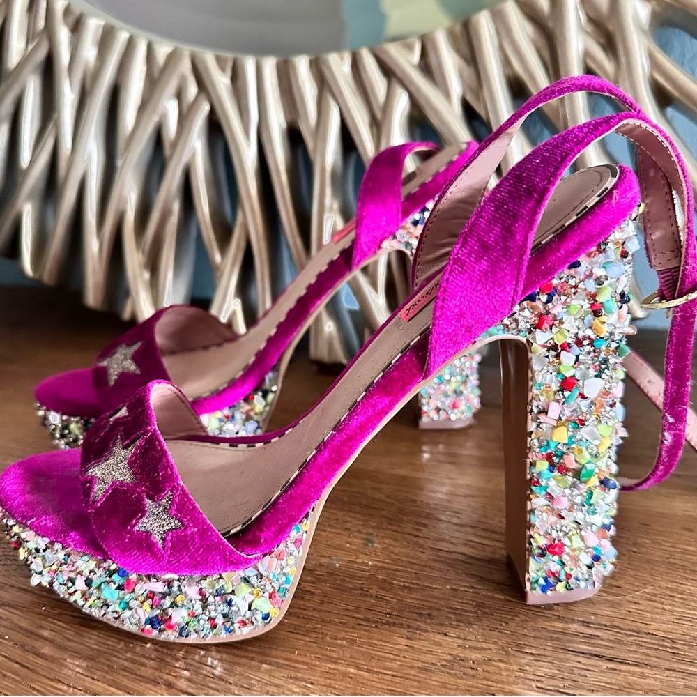 Platform sandals size US8